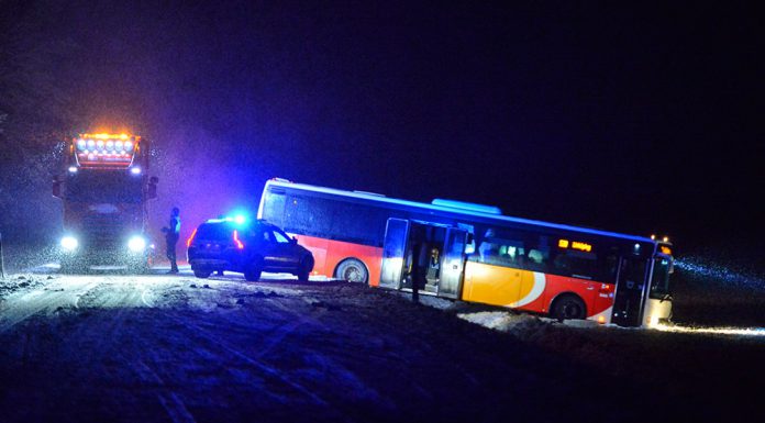 Linköping: Linjebuss i diket på riksväg 35