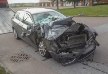 Linköping: Bilist i krock med stillastående lastbil