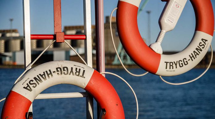 Fritidsbåt på drift i Roxen