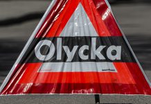 Bil i diket på E4 efter vattenplaning