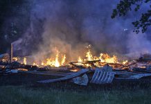 Äldre byggnad blev lågornas rov