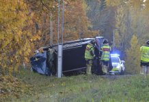 Bilist i lyktstolpe på Haningeleden