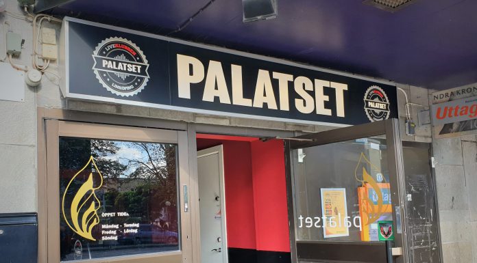 Palatset öppet som vanligt – viker inte ner sig för våld och rädsla
