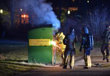 Brand i klädcontainer