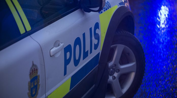 Somnade i bilen – väcktes av rånare