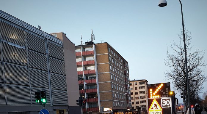 Hamngatan grävs upp och stängs av