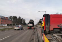 Två till sjukhus efter krock i korsning