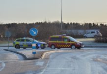 Bil körde rakt fram i rondell