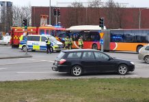 Två bilar i rödljuskrock