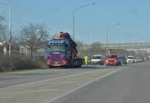 Kranbil körde in i bro