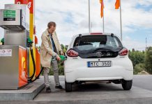 Passa på att tanka bilen – rekordlågt bensinpris på 2009 års nivå