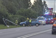 Bil in i stolpe