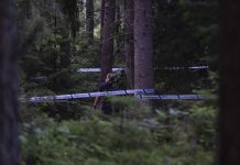 Död person hittad vid utbrunnen bil