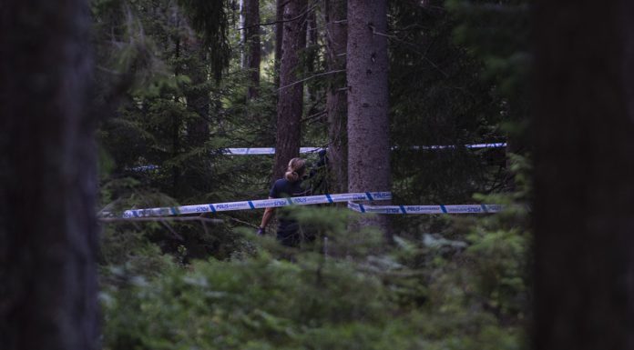 Död person hittad vid utbrunnen bil