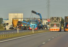 Lastbil välte över personbil på E4