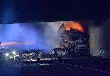 Lastbil tog eld efter krasch mot betongvägg