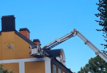 Lösa plåtar kunde ramlat ner – Räddningstjänsten fick rycka ut