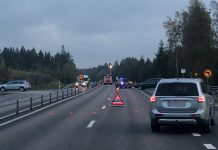 Bil i mitträcket på riksväg 23/34