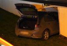 Bilist i krasch med garagebyggnad