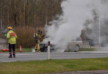 Bil fattade eld under färd