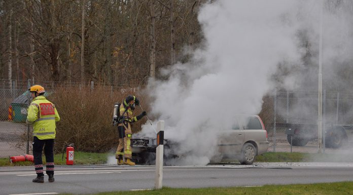 Bil fattade eld under färd