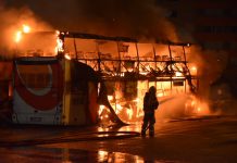 Kraftig rökutveckling när bussar brann
