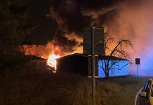 Tre bilar förstörda när garage brann i Tallboda