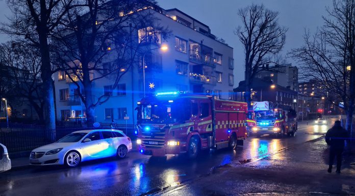 Larm om explosion i flerfamiljshus