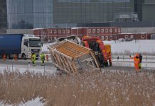 Rejält halt i trafiken – lastbil med släp i diket på E4