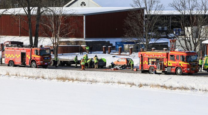 Två till sjukhus efter bilolycka