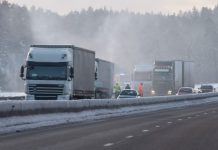Brand i lastbilssläp på E4