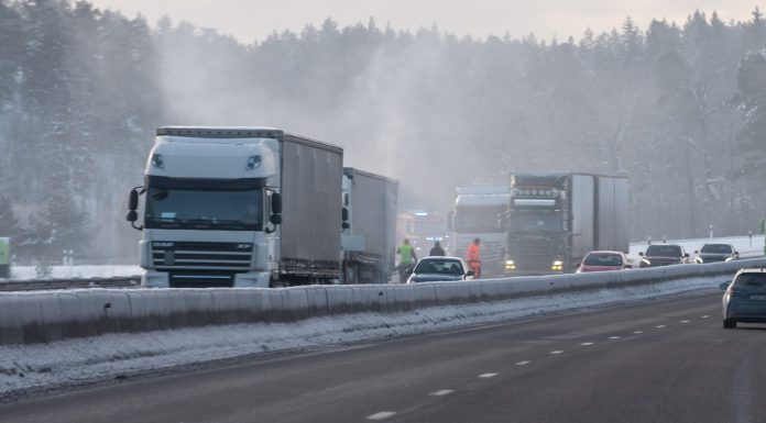 Brand i lastbilssläp på E4