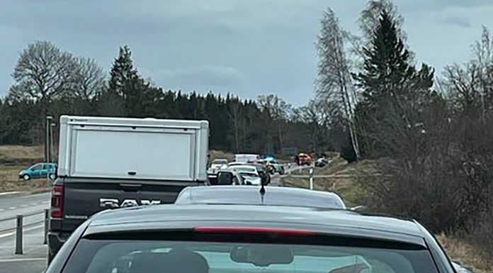 Bil i diket vid Skeda udde