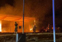 Kraftig brand på pallager i Linghem