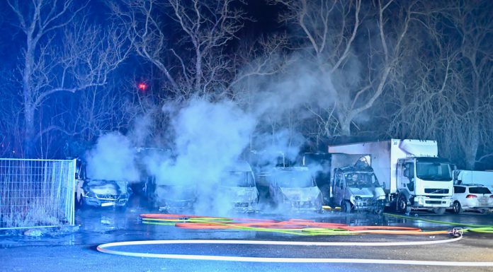 Flera fordon brann i Linghem – polisen utreder mordbrand