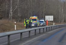 Tre till sjukhus efter bilvolt