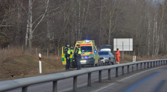 Tre till sjukhus efter bilvolt