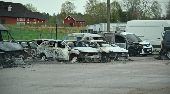 Brandattack mot bilfirma