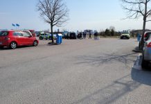 Bilist körde in i parkerade bilar