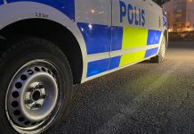 Polisbil fick däcken sönderskurna