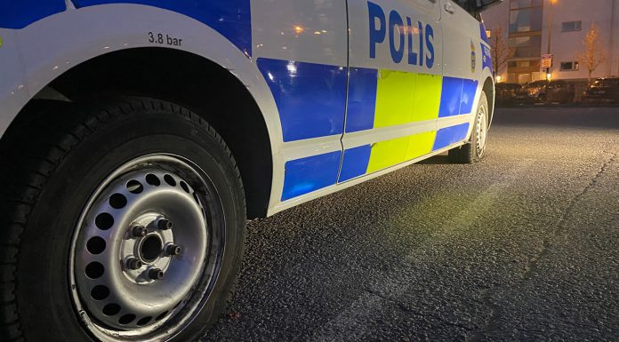Polisbil fick däcken sönderskurna