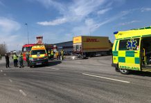 Trafiken avstängd efter krock mellan polismotorcykel och lastbil