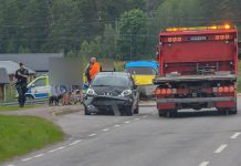 Tappat båtsläp krockade med bil