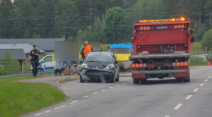 Tappat båtsläp krockade med bil