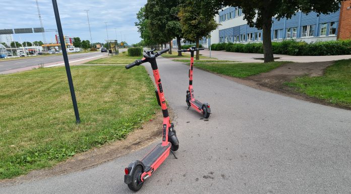Två stal elsparkcykel