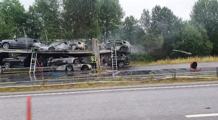 Biltransport med elbilar brann på E4
