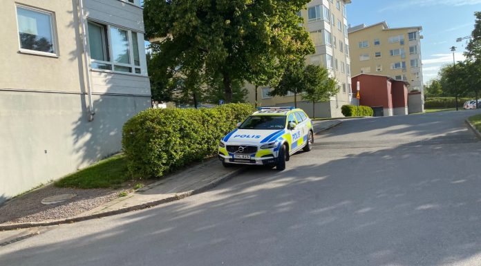 Polisinsats på flera ställen i Linköping – polisen förtegen