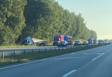 Trailerdragare i diket vid Mantorp