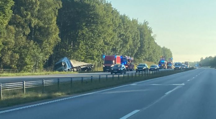 Trailerdragare i diket vid Mantorp