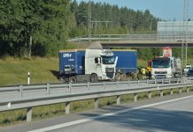 Lastbil i diket vid Malmslätt